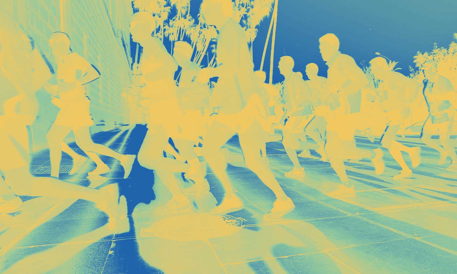 Carreras populares en España con corredores cruzando la línea de meta