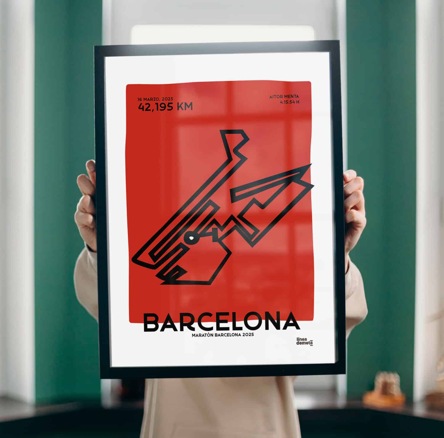 Póster de maratón personalizado enmarcado en el salón de un corredor como idea de regalo