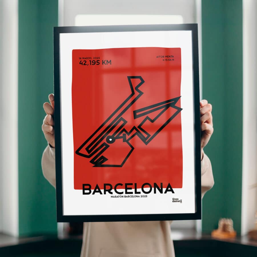 Póster de maratón personalizado enmarcado en el salón de un corredor como idea de regalo