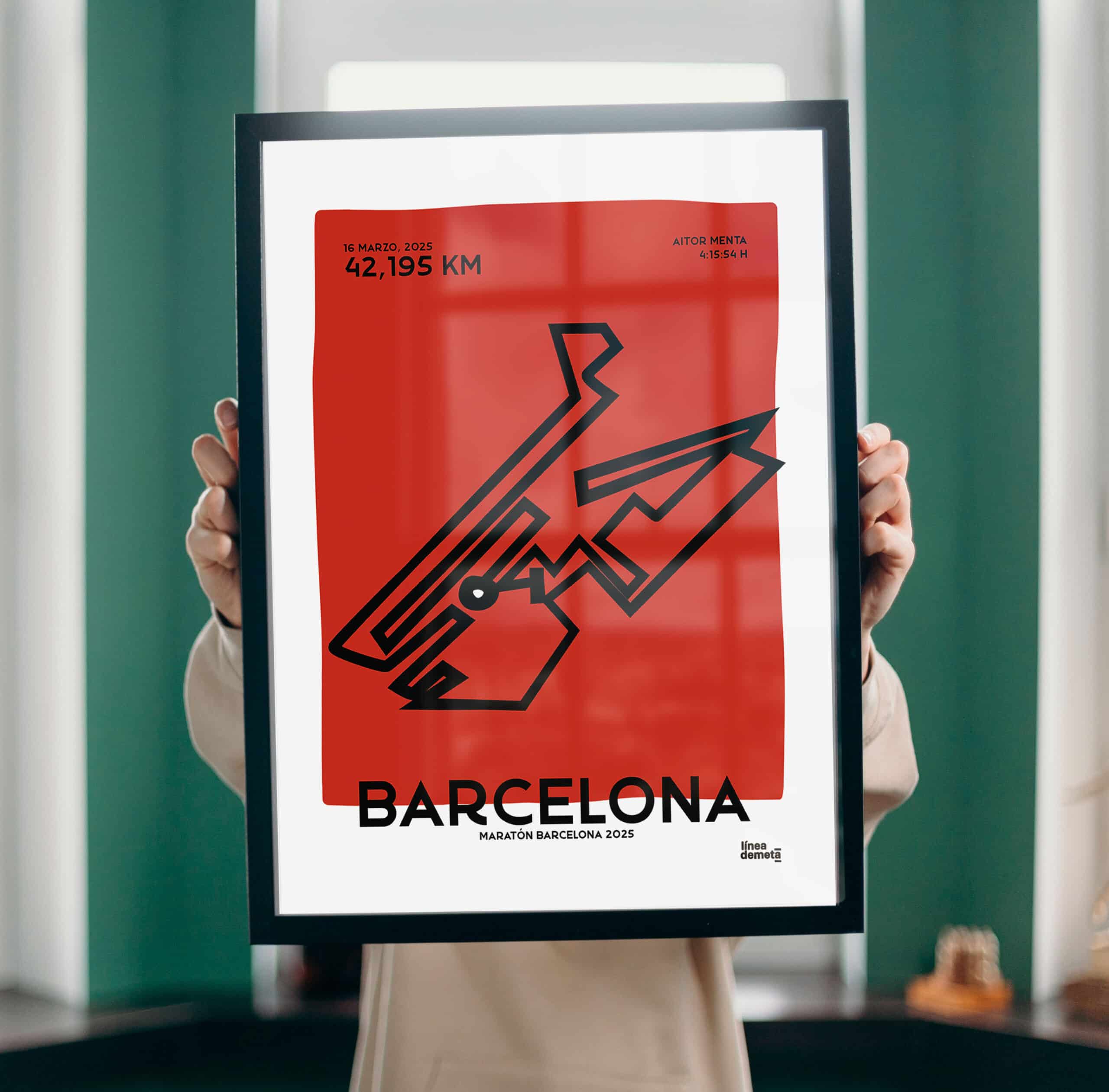 Póster de maratón personalizado enmarcado en el salón de un corredor como idea de regalo