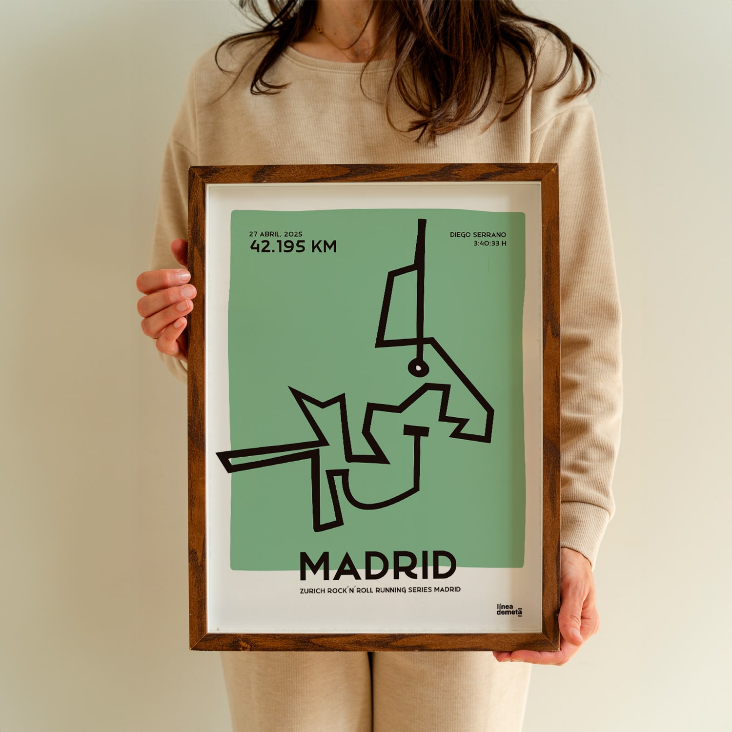 Póster personalizado del Maratón de Madrid 2025 con recorrido, tiempo y dorsal del corredor