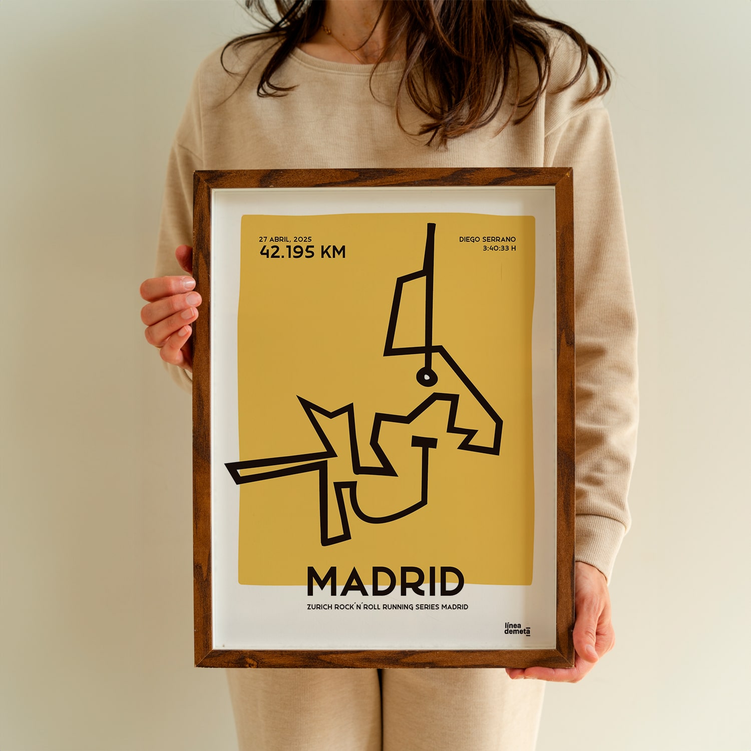 Póster personalizado del Maratón de Madrid 2025 con recorrido, tiempo y dorsal del corredor