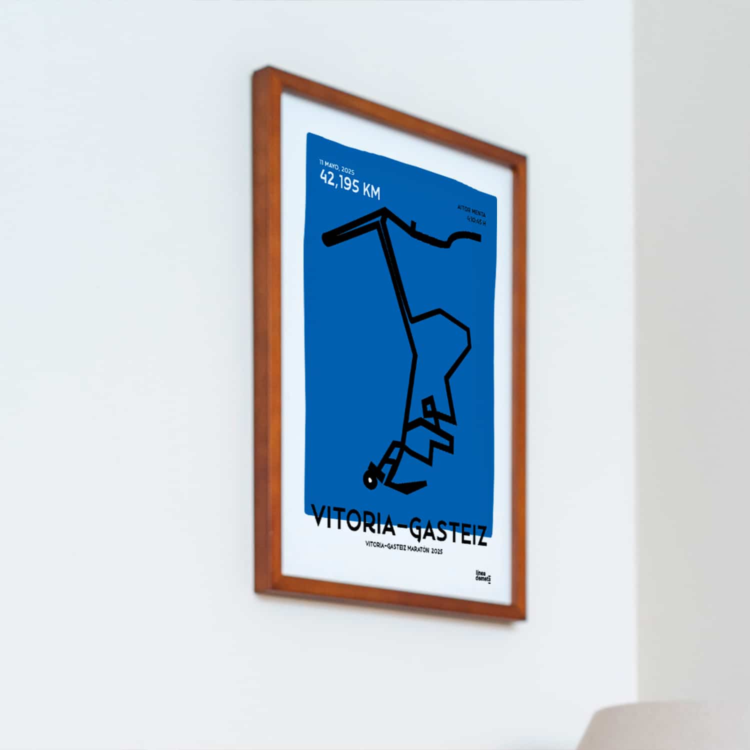 Póster personalizado del Maratón de Vitoria Gasteiz 2025 con recorrido, tiempo y dorsal del corredor