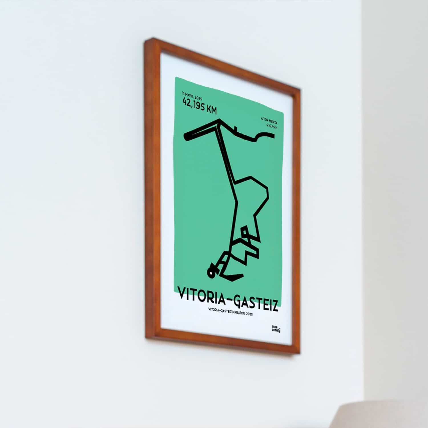 Póster personalizado del Maratón de Vitoria Gasteiz 2025 con recorrido, tiempo y dorsal del corredor