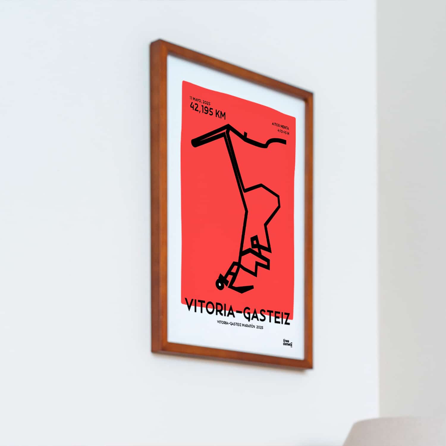 Póster personalizado del Maratón de Vitoria Gasteiz 2025 con recorrido, tiempo y dorsal del corredor