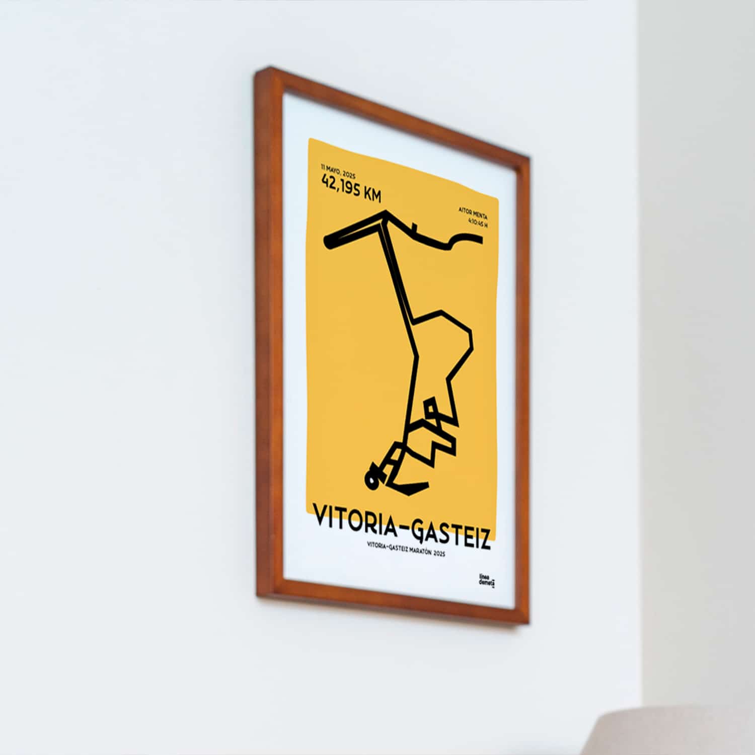 Póster personalizado del Maratón de Vitoria Gasteiz 2025 con recorrido, tiempo y dorsal del corredor